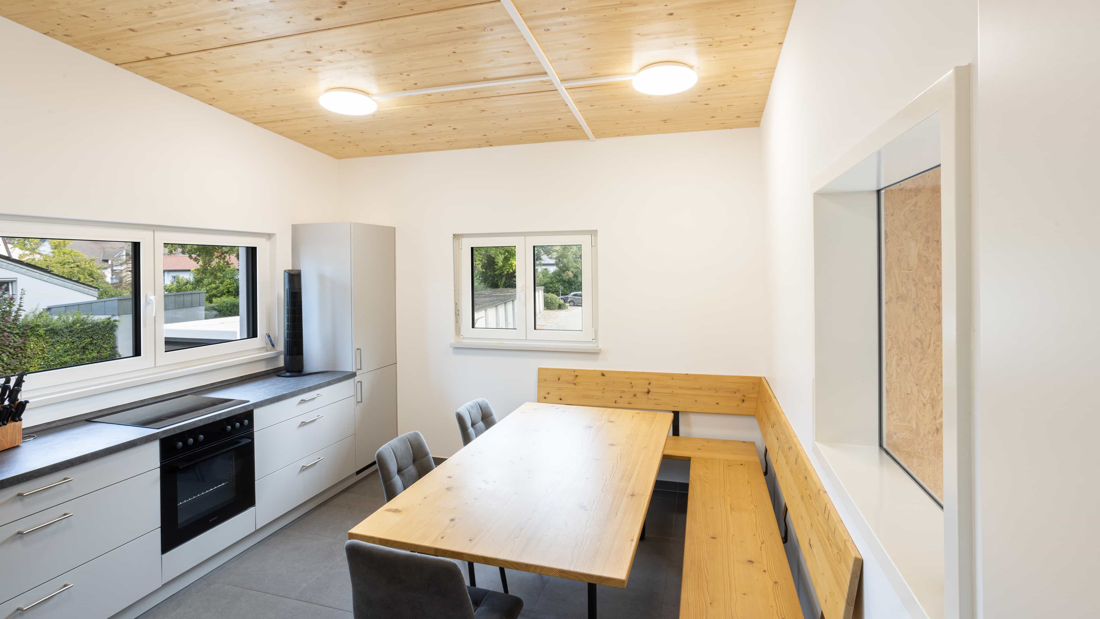 Haas Gewerbebau Referenz Halle mit Bürogebäude 