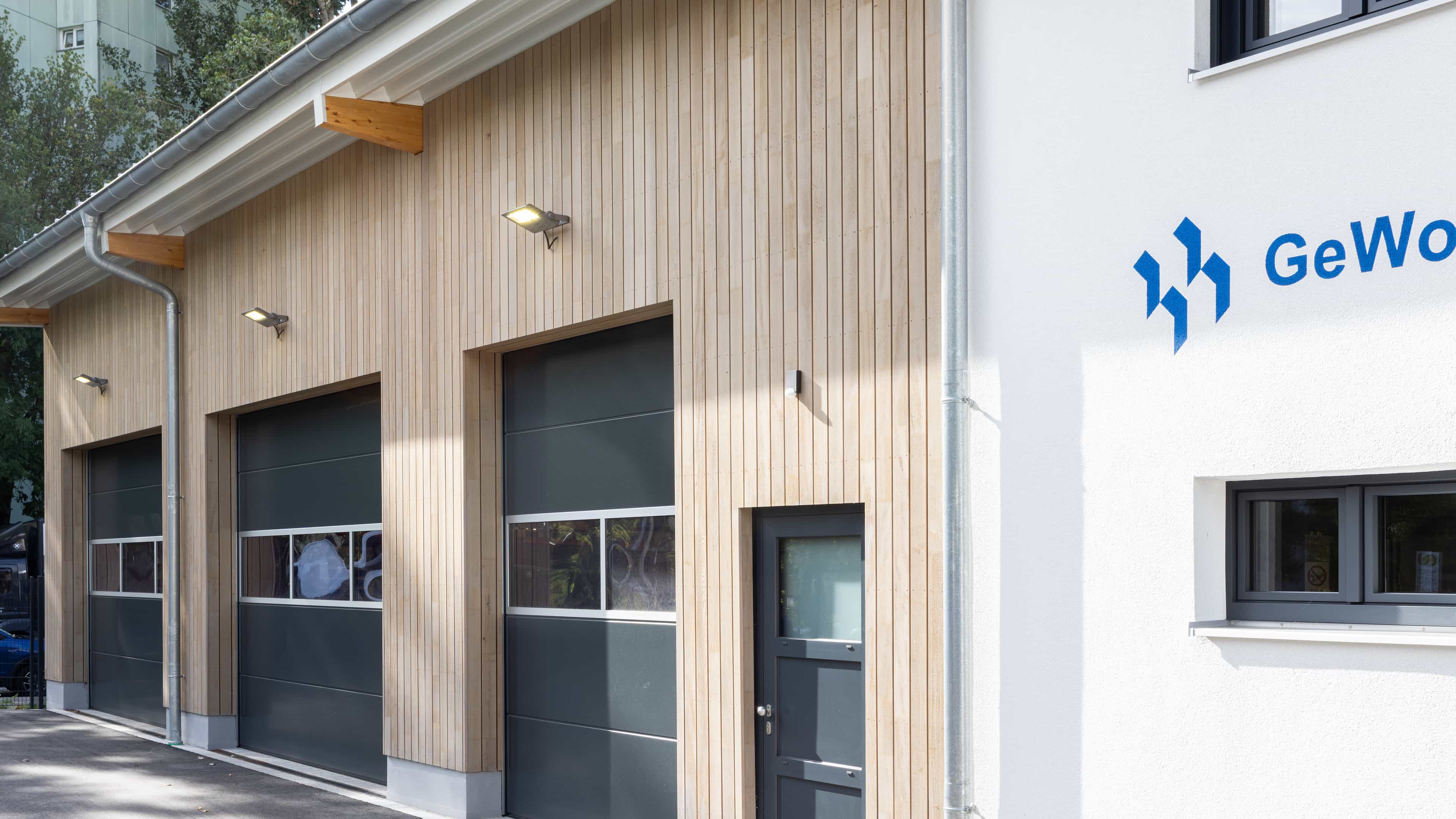Haas Gewerbebau Referenz Halle mit Bürogebäude 