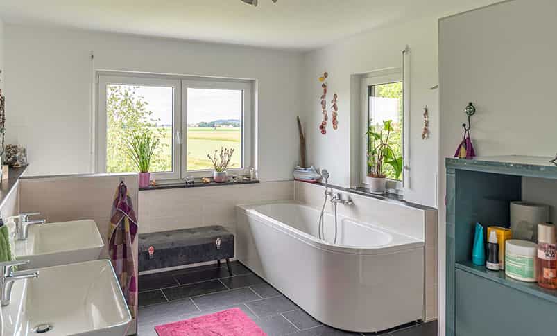Badezimmer mit Badewanne, Doppelwaschtisch und Fenster im Doppelhaus Haas D 112 D