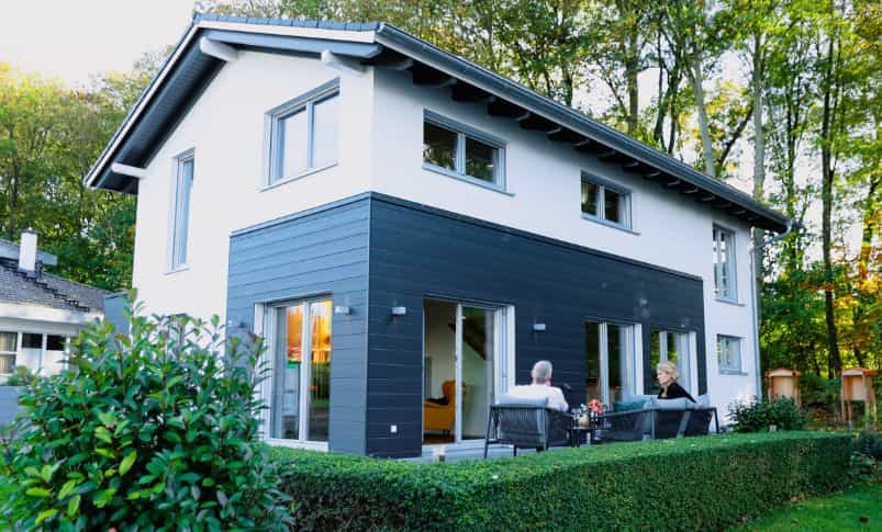 Musterhaus Plusenergiehaus von Haas Fertigbau in Bad Vilbel mit dunkler Holzfassade, Pressemitteilung zum Re-Opening