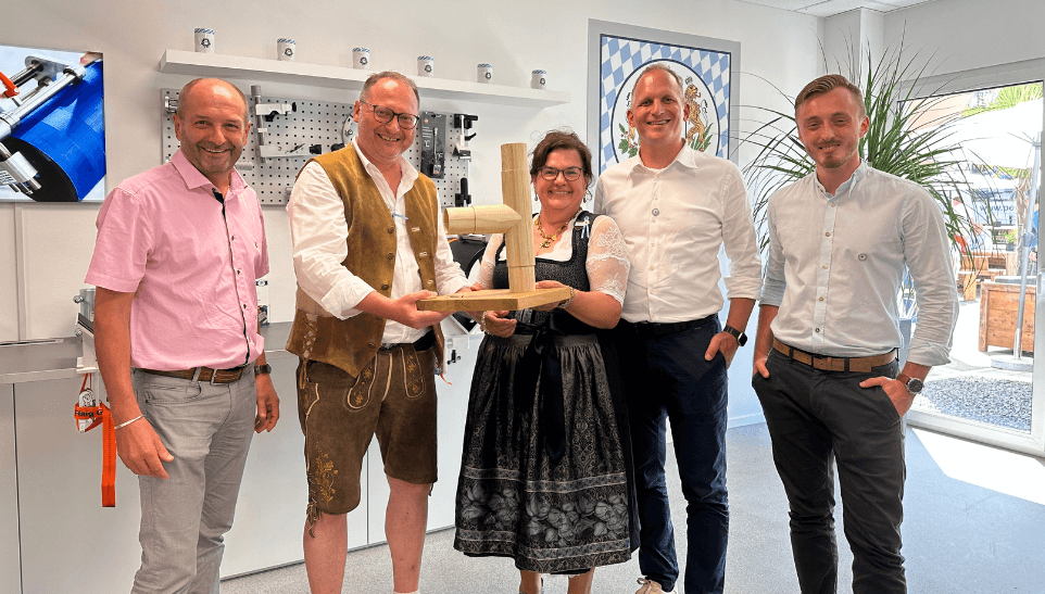 Bild zeigt Bauherren der PE TEC GmbH & Co. KG in Allershausen: v.l. Johann Wimmer (Vertriebsleiter), Roland Mermi (Bauherr), Herta Meiershofer (Bauherrin), Dennis Rösner (Geschäftsbereichsleiter Objektbau), Maximilian Raab (Projektleiter) ©Haas Fertigbau GmbH 2023