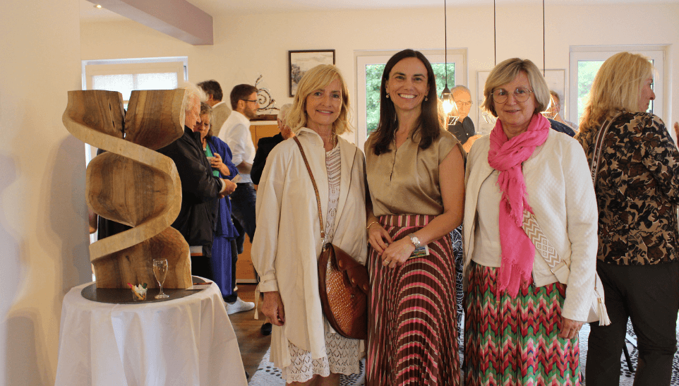 Bild zeigt v.l: 1. Vorsitzende des Kunstvereins Altötting, Gerti Reitmeier, Gesellschafterin und Markenbotschafterin, Dr. Tanja Haas-Lensing und Falkenbergs Bürgermeisterin Anna Nagl auf der Vernissage der Kunstausstellung im Musterhauspark Falkenberg. © Haas Fertigbau GmbH, 2023
