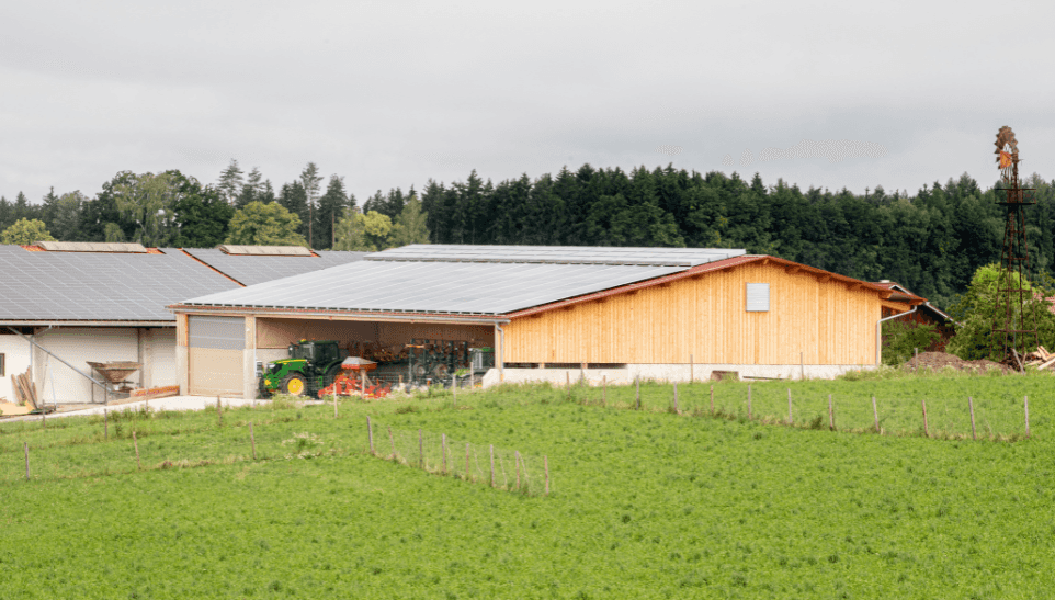 PV-Systemhalle aus Holz mit Photovoltaikdach auf einer Wiese, Pressemitteilung zur Karpfhamer Rottalschau