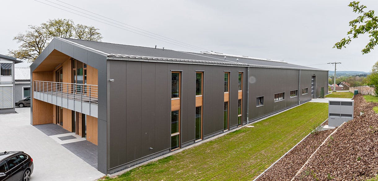 Bürogebäude mit Produktion durch Haas Gewerbebau