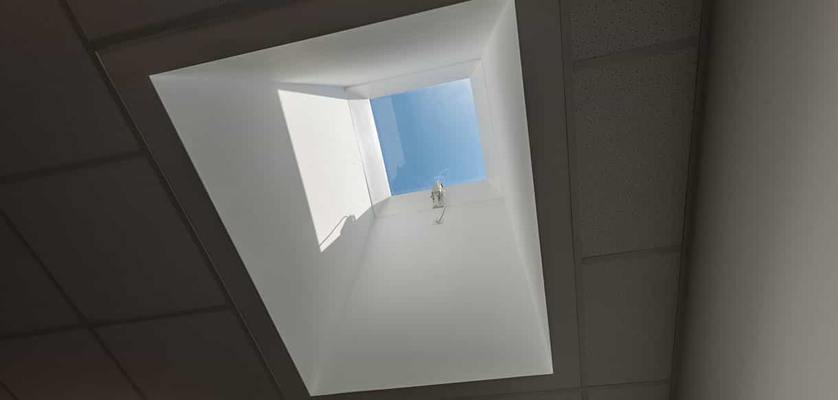 Blick nach oben durch ein Dachfenster mit Lichtschacht in der Rettungswache des BRK Erding