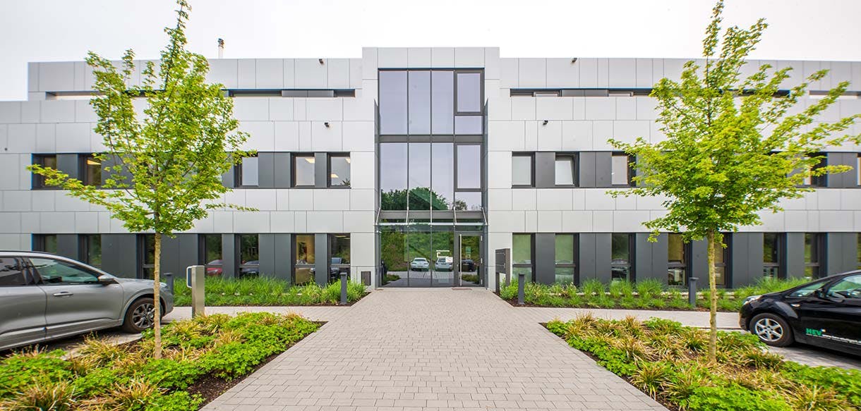 Bürogebäude mit Geschäftsführerwohnung - Haas Gewerbebau