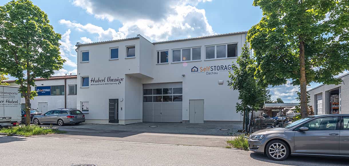 Bürogebäude mit Lagerhalle von Haberl Umzüge mit vorgesetztem Treppenhaus und Sektionaltor