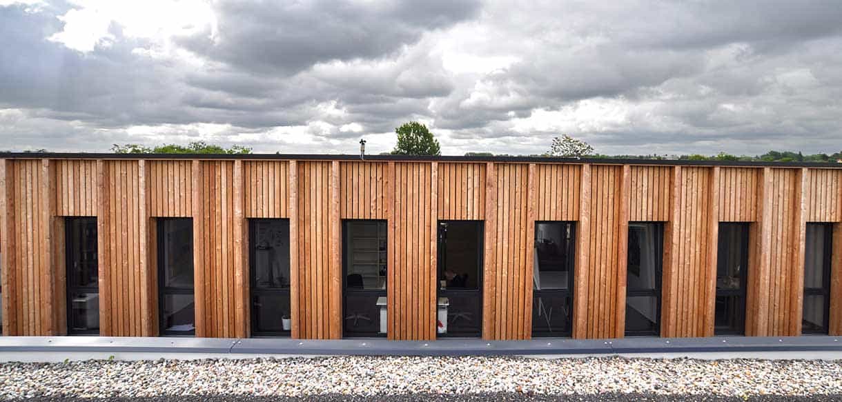 Holzverkleidete Fassade mit Fensterreihe am Bürogebäude Jordan von Haas Gewerbebau