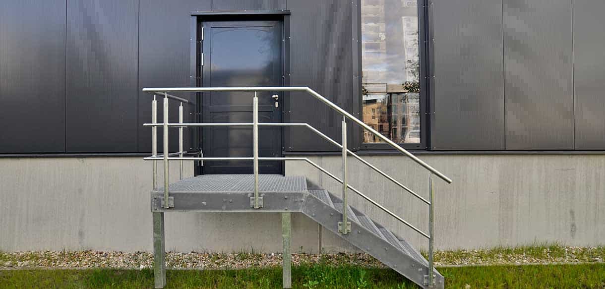 Stahltreppe zum Nebeneingang der Lagerhalle Jordan mit Metallfassade