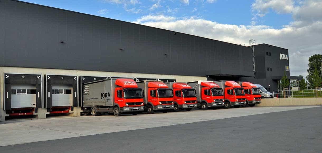 Ladehof der Lagerhalle Jordan mit JOKA Lkw an den Verladerampen