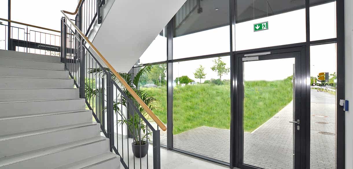 Treppenhaus im Bürogebäude Jordan mit Glasfassade und Blick ins Freie
