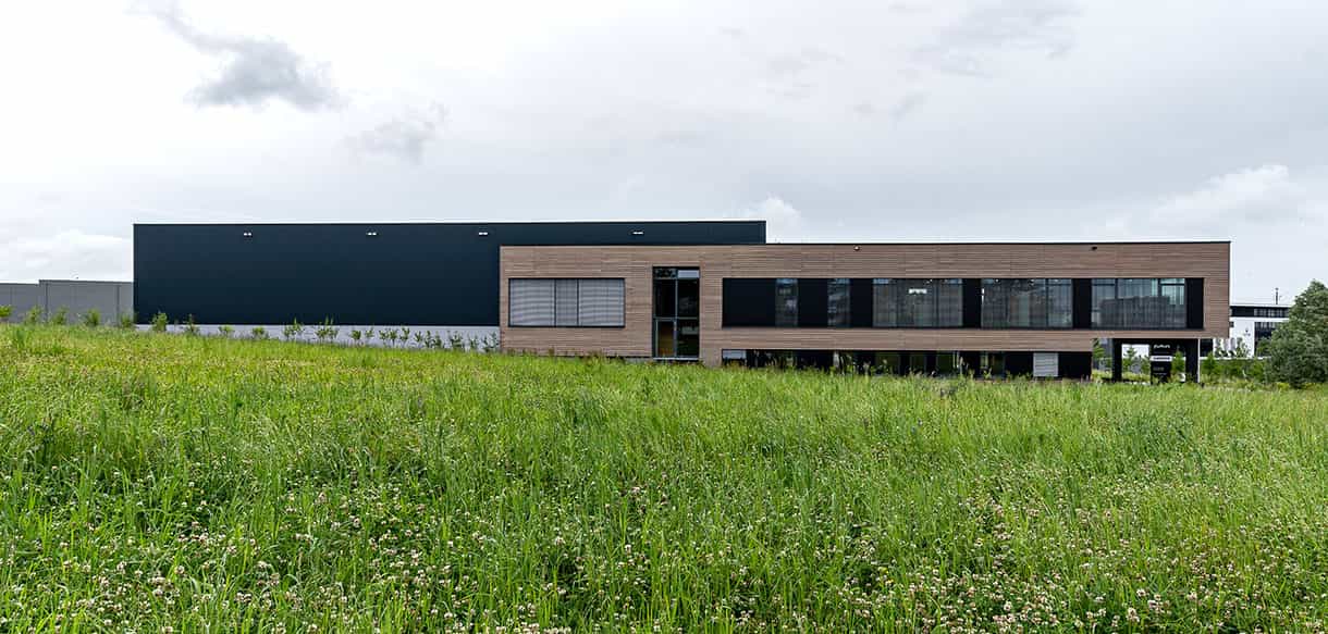 Büro mit Ausstellungsraum und Lagerhalle von Haas Gewerbebau