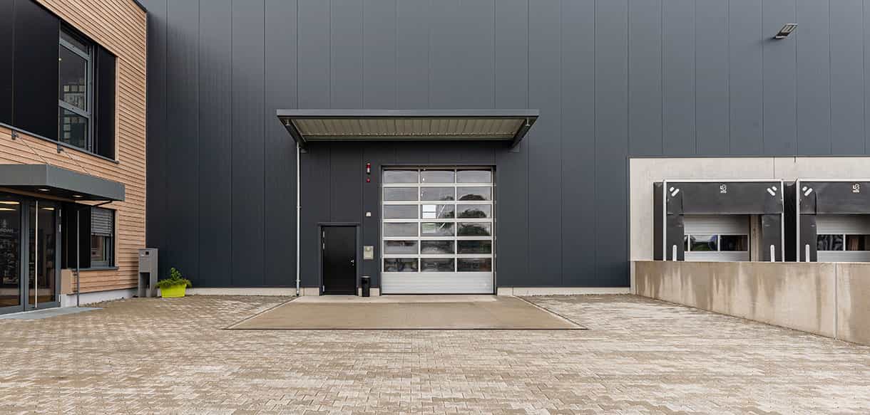Büro mit Ausstellungsraum und Lagerhalle von Haas Gewerbebau
