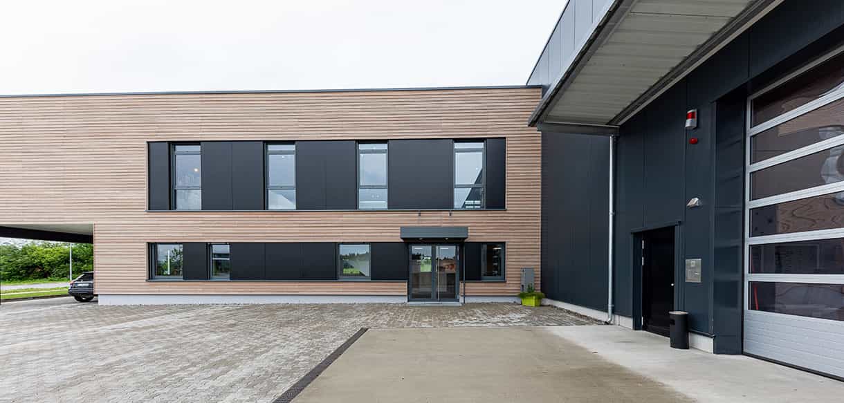 Büro mit Ausstellungsraum und Lagerhalle von Haas Gewerbebau