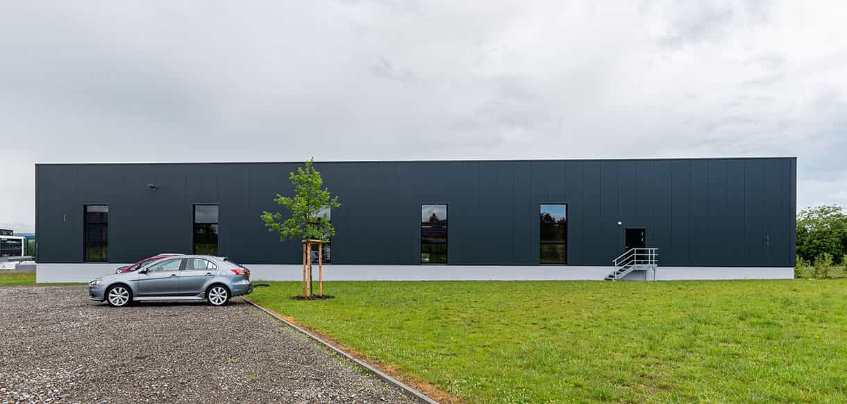 Büro mit Ausstellungsraum und Lagerhalle von Haas Gewerbebau