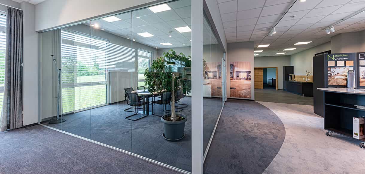 Büro mit Ausstellungsraum und Lagerhalle von Haas Gewerbebau