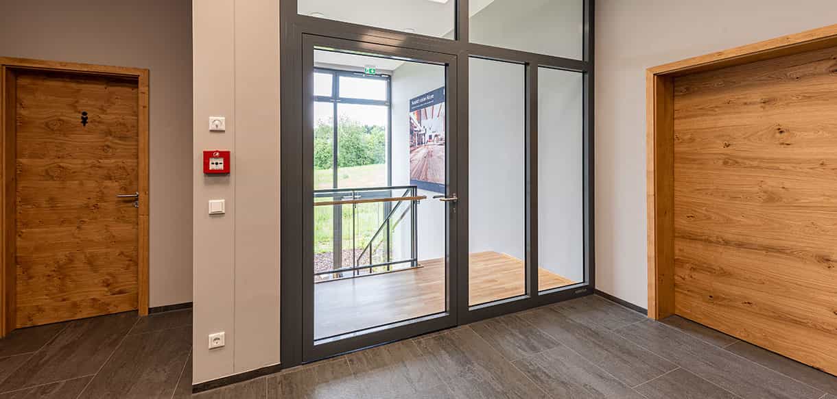 Büro mit Ausstellungsraum und Lagerhalle von Haas Gewerbebau