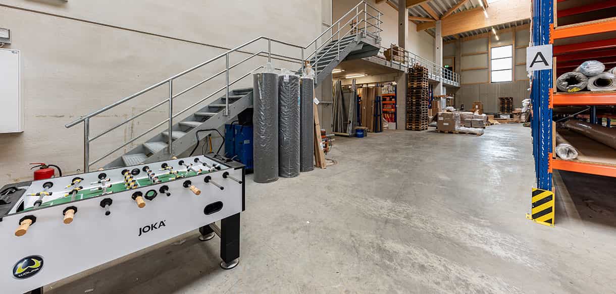 Büro mit Ausstellungsraum und Lagerhalle von Haas Gewerbebau