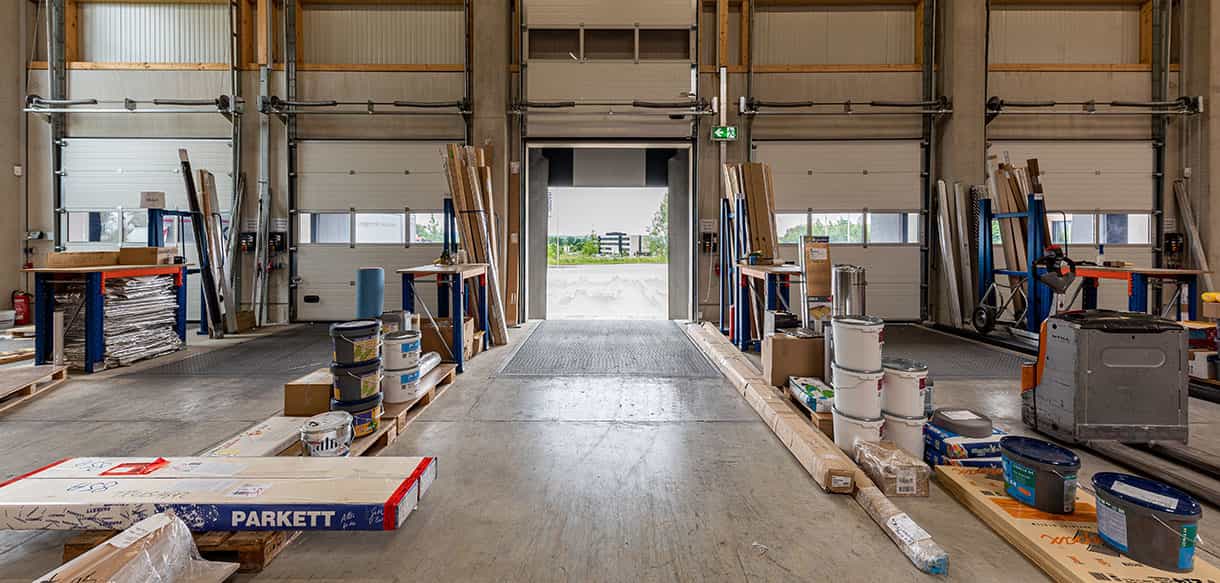 Büro mit Ausstellungsraum und Lagerhalle von Haas Gewerbebau