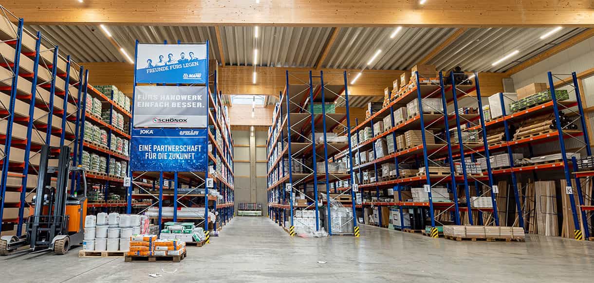 Büro mit Ausstellungsraum und Lagerhalle von Haas Gewerbebau