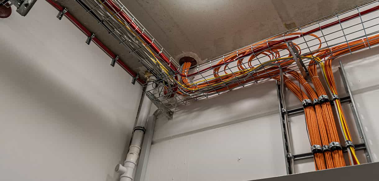 Deckendetail mit Kabeltrassen und Leitungen im Verwaltungsgebäude Jordan in Ravensburg