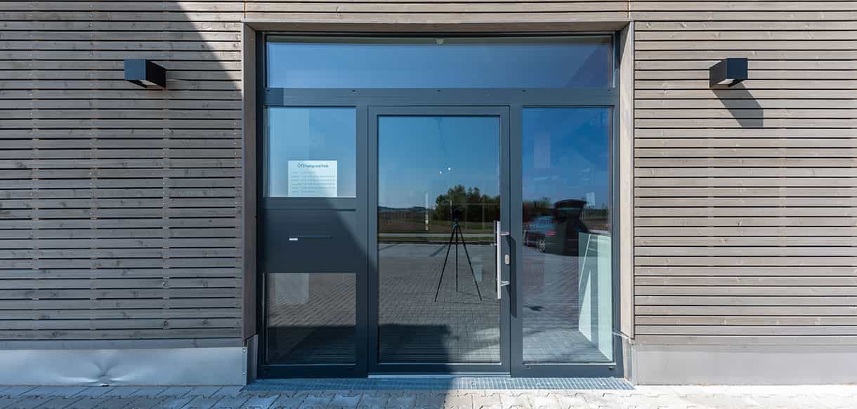 Bürogebäude mit Lager & Ausstellungs- und Verkaufsgebäude