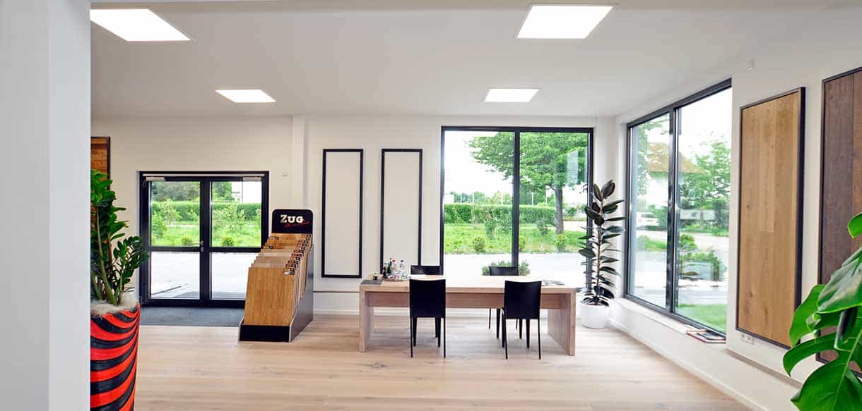 Blick zum Eingang der Ausstellung von RM Bodenbeläge mit Musterpaneelen und Beratungstisch