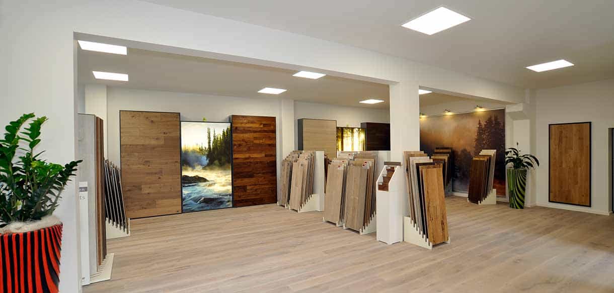 Weiter Blick in die Ausstellung von RM Bodenbeläge mit Musterständern und Holzböden