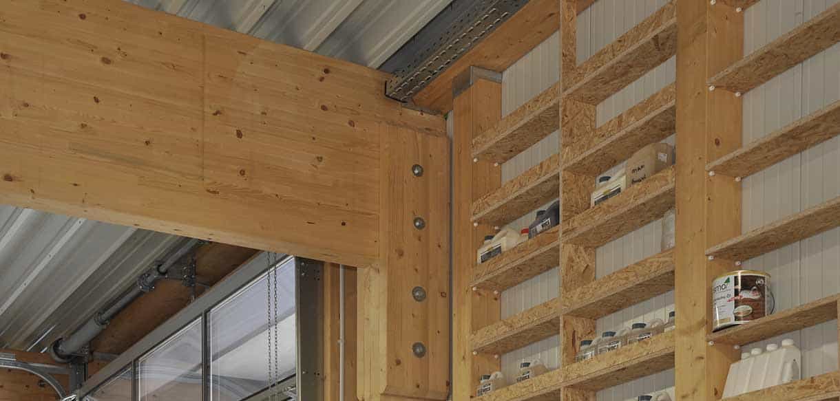 Konstruktionsdetail der Holzträger in der Lagerhalle von RM Bodenbeläge