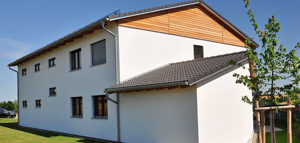 Giebelseite des Bürogebäudes der Waldbesitzervereinigung Pfaffenhofen mit Holzverschalung und Lageranbau