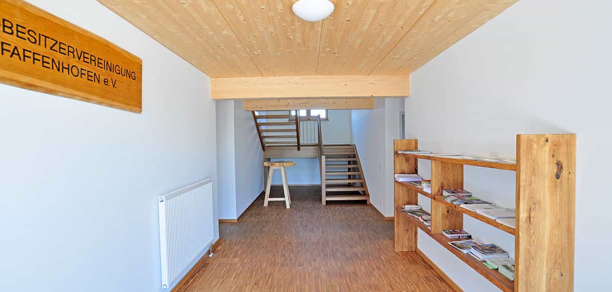 Eingangsflur mit Holztreppe, Holzdecke und Prospektregal im Bürogebäude der Waldbesitzervereinigung Pfaffenhofen