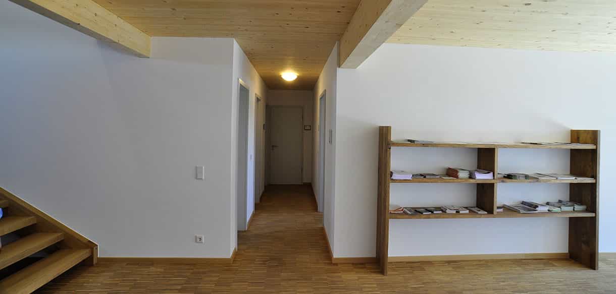 Flur mit Holzregal und Treppenaufgang im Bürogebäude der Waldbesitzervereinigung Pfaffenhofen, Innenansicht