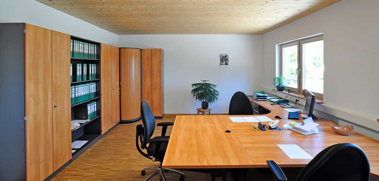 Büroraum mit Holzschreibtischen und Aktenschränken im Bürogebäude der Waldbesitzervereinigung Pfaffenhofen