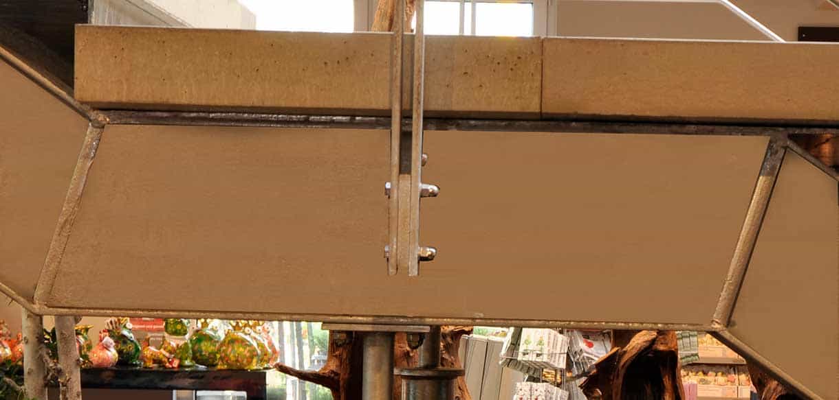 Detail der Treppe aus Stahl und Sichtbeton im Verkaufsgebäude von 1A Blumen Halbig