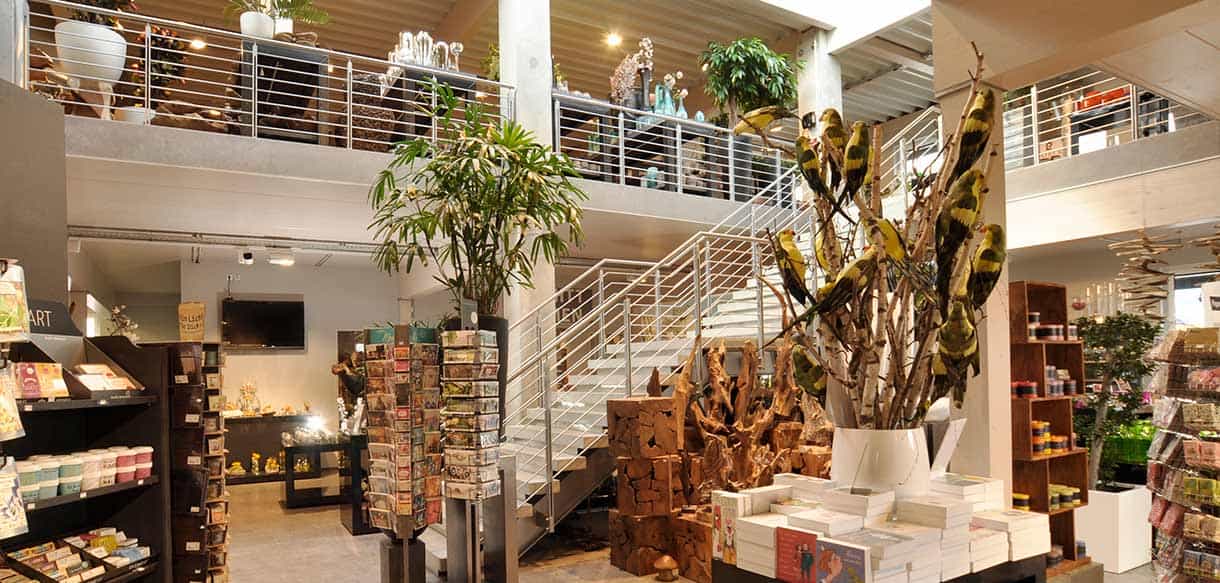 Ladenbereich von 1A Blumen Halbig mit Stahltreppe zum Obergeschoss und Dekoauslagen im Erdgeschoss