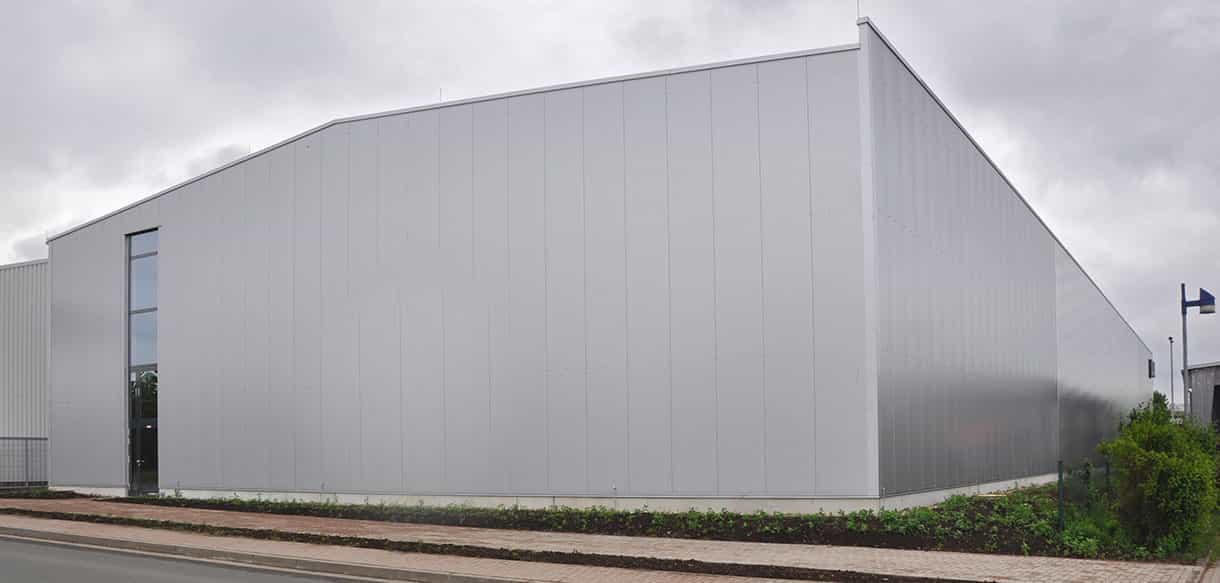 Seitenansicht der Jordan Lagerhalle in Erfurt mit hellgrauer Fassade