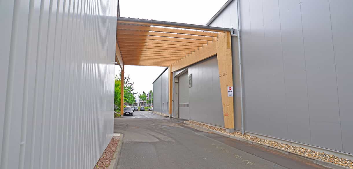 Holzüberdachung zwischen den Lagerhallen der Firma Jordan in Erfurt