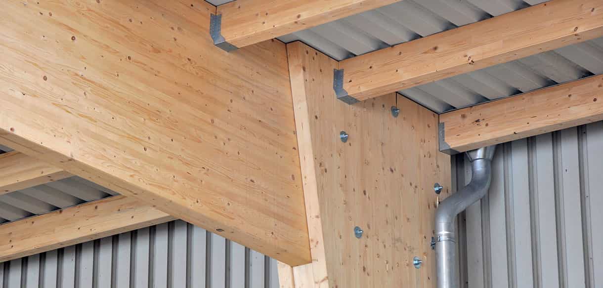 Detail der Brettschichtholzkonstruktion an der Überdachung der Jordan Lagerhalle