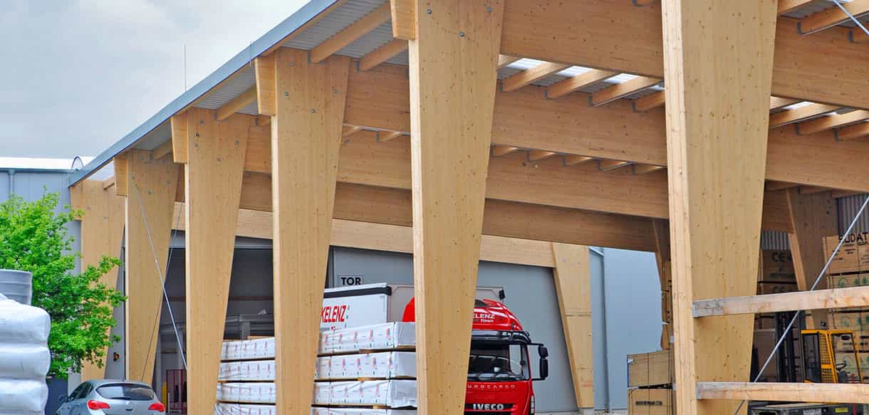 Holzüberdachung der Lagerhalle Jordan Erfurt mit Lkw bei der Beladung