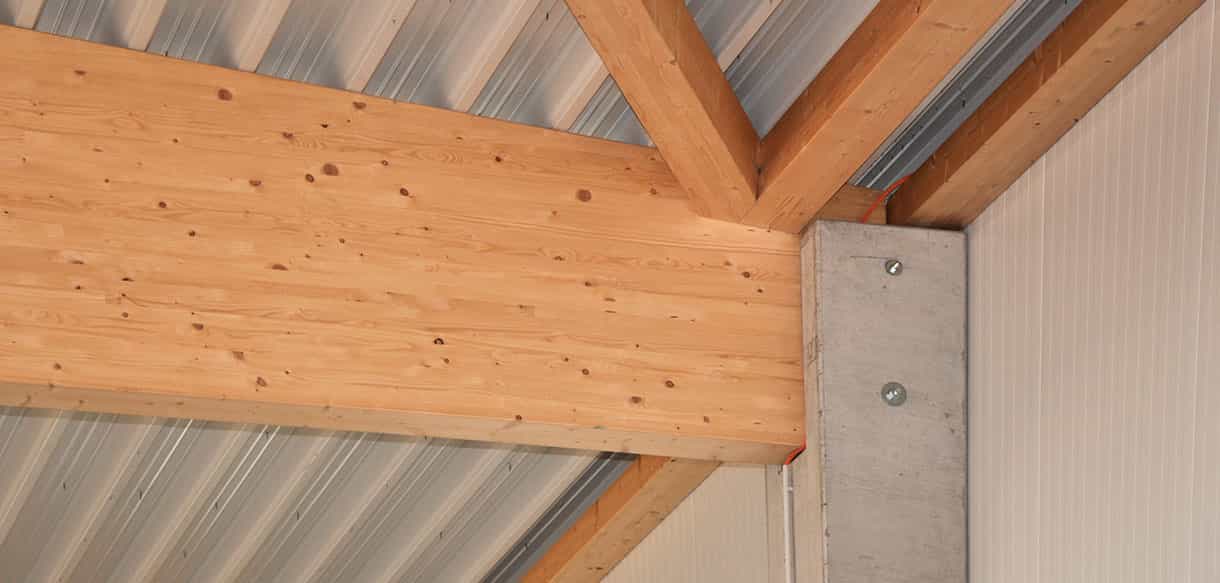 Anschlussdetail des Holzträgers mit Stahlverbinder in der Lagerhalle Jordan