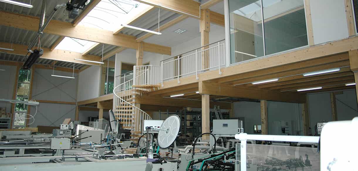 Werkhalle mit Bühneneinbau von Haas Gewerbebau