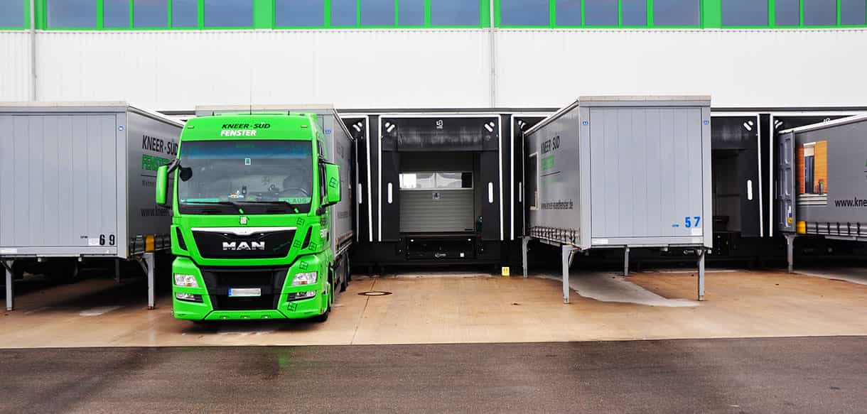 Lkw-Auflieger an den Verladetoren der Versandhalle Süd-Fensterwerk im Detail