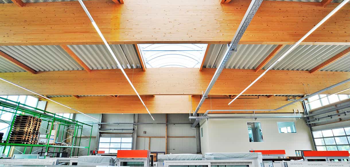 Dachdetail der Versandhalle Süd-Fensterwerk mit Lichtkuppel, Brettschichtholzträgern und Fensterelementen