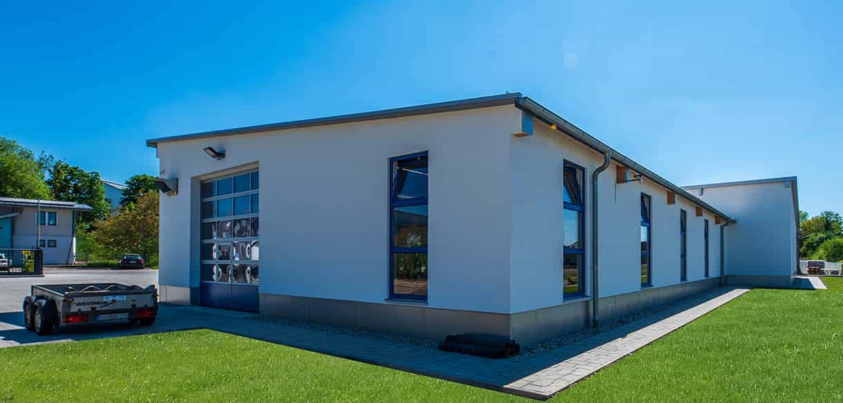 Bürogebäude mit Produktionshalle von Haas Gewerbebau