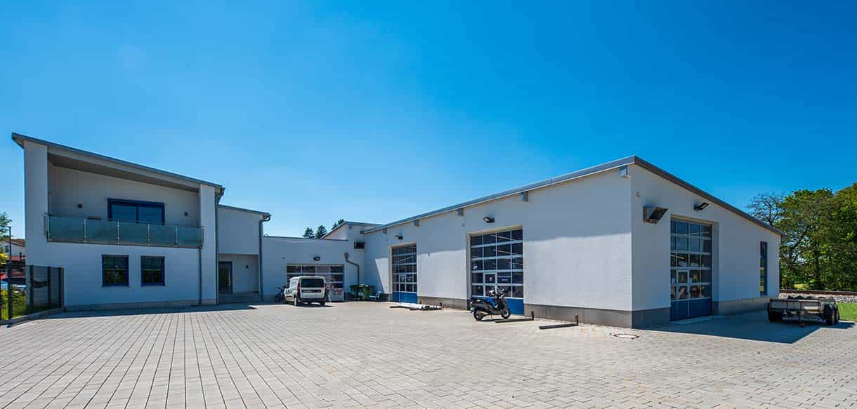 Bürogebäude mit Produktionshalle von Haas Gewerbebau