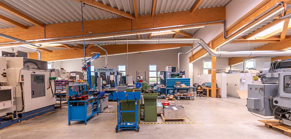 Bürogebäude mit Produktionshalle von Haas Gewerbebau