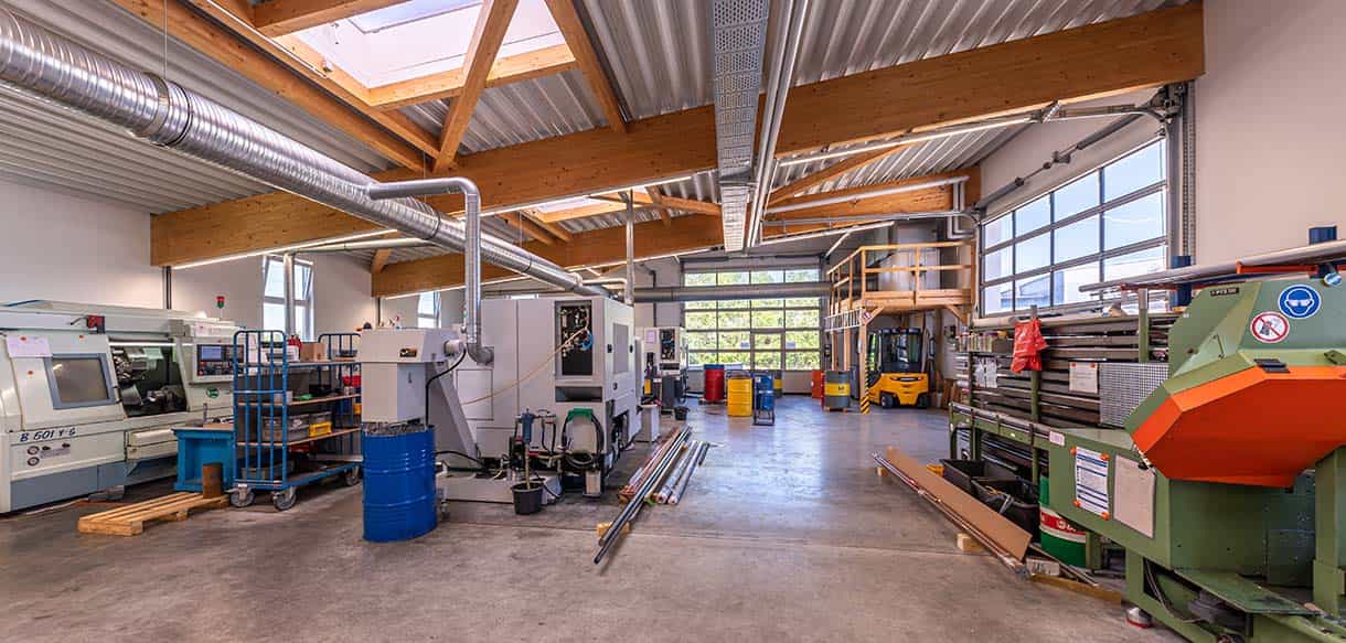 Bürogebäude mit Produktionshalle von Haas Gewerbebau