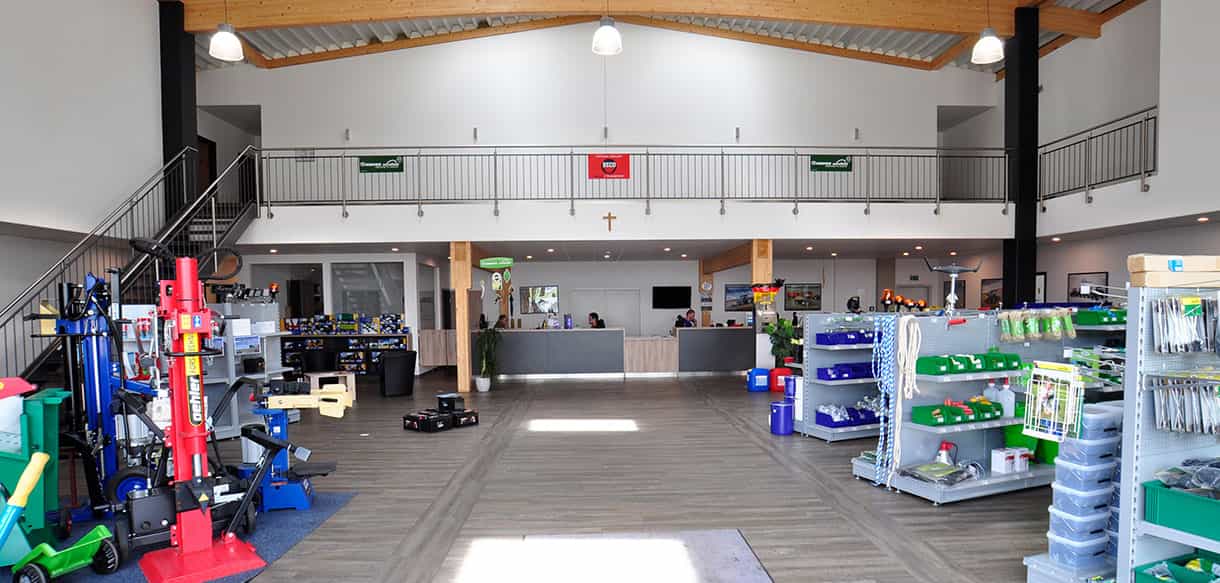 Verkaufsraum von Leinweber Landtechnik mit Galerie und Ausstellungsgeräten