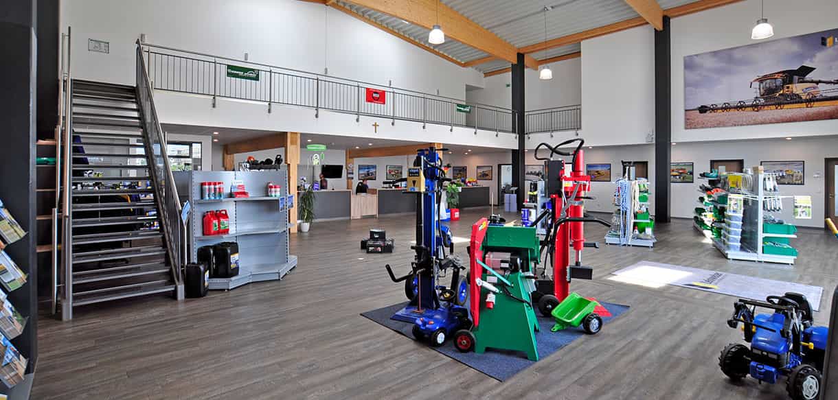 Verkaufsraum von Leinweber Landtechnik mit Treppe zur Galerie und Ausstellung