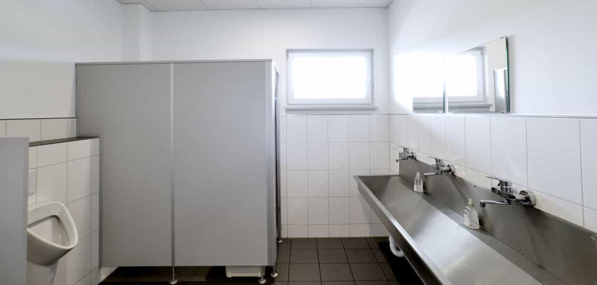 Sanitärraum mit Edelstahlwaschrinne im Werkstattgebäude von Leinweber Landtechnik